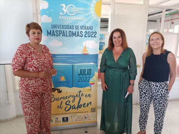 La consejera Minerva Alonso, junto a Elena Espino y Araceli Díaz/TA.